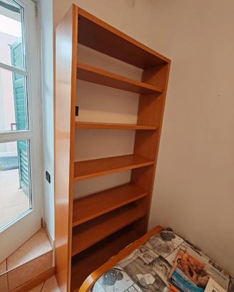 Libreria, letto singolo e comodino