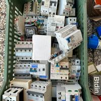 Diversi interruttori elettrici nuovi mai usati
