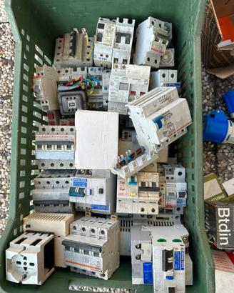 Diversi interruttori elettrici nuovi mai usati