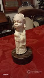 Busto in corno pregiato di fattura africana.