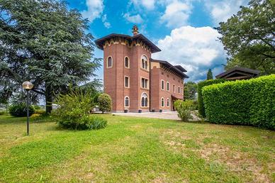 Villa di 850 m² con più di 5 locali e box auto a V