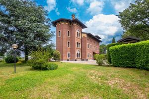 Villa di 850 m² con più di 5 locali e box auto a V