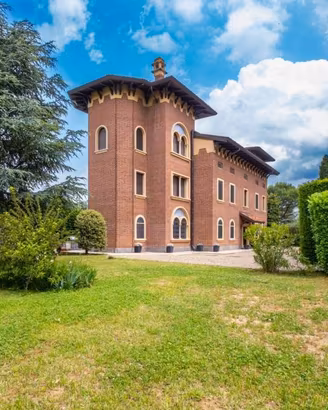 Villa di 850 m² con più di 5 locali e box auto a V