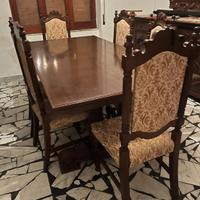 Tavolo in legno con le sedie