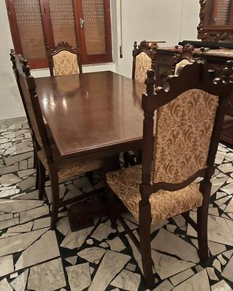 Tavolo in legno con le sedie