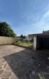 Porzione di villa bifamiliare con giardino, tavern