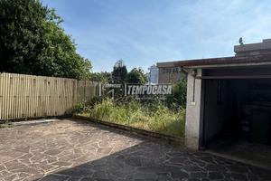 Porzione di villa bifamiliare con giardino, tavern