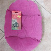 forbicine per unghie e cuscino per gatto