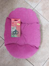 forbicine per unghie e cuscino per gatto