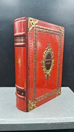 Scatola in latta a forma di libro biscotti inglesi