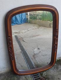 specchio con cornice in legno