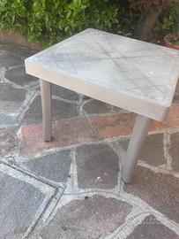 Tavolino da giardino basso