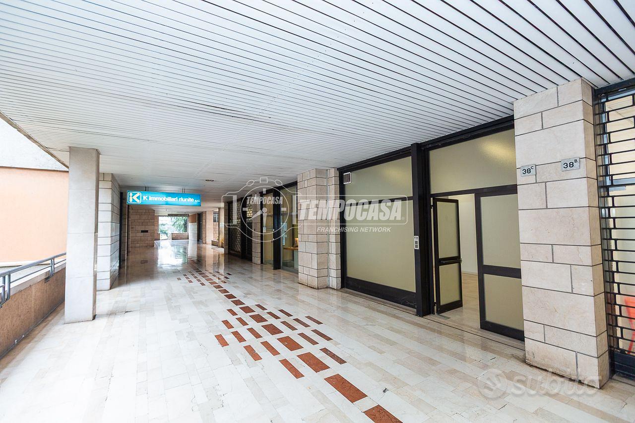 Ampio ufficio ristrutturato con ingresso indipende - Vista 3