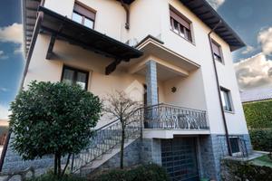 PORZIONE DI BIFAMILIARE A VERANO BRIANZA