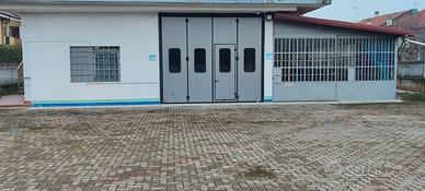 Spazio commerciale con ampio piazzale privato