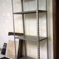 Scaffale metallico con piani rinforzati