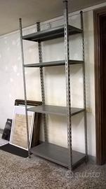 Scaffale metallico con piani rinforzati