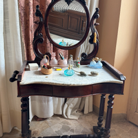 Toilette antica con specchiera in legno e marmo