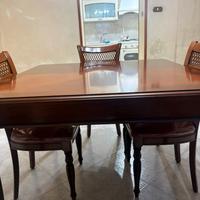Tavolo con sedie in legno