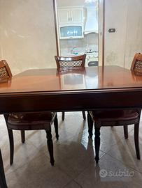 Tavolo con sedie in legno