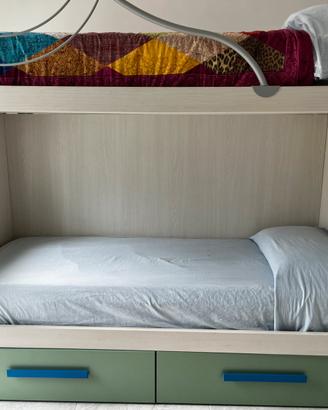 LETTO A CASTELLO CON SCALETTA/CASSETTIERA