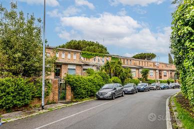 VILLA A SCHIERA A ROMA