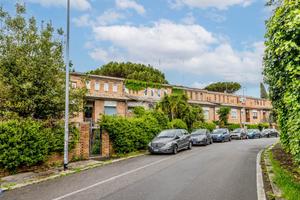 VILLA A SCHIERA A ROMA