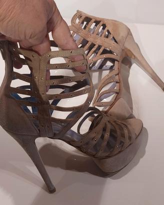 Sandali con design a gabbia 
