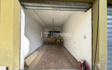 BOX AUTO DI 13 MQ - ZONA VIA CORSICA