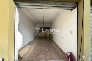 BOX AUTO DI 13 MQ - ZONA VIA CORSICA