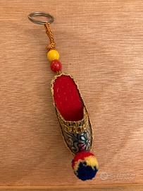 Ciondolo portachiavi babbuccia romena