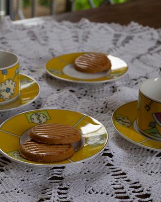 Tazzine da caffè e piattini
