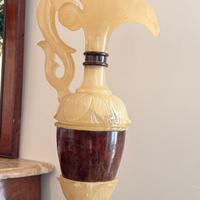 Colonne e anfore in alabastro scolpite a mano