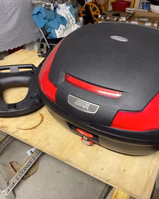 Staffa + Bauletto Givi compatibile Honda Hornet