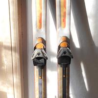 Sci con attacchi e pelli per scialpinismo.