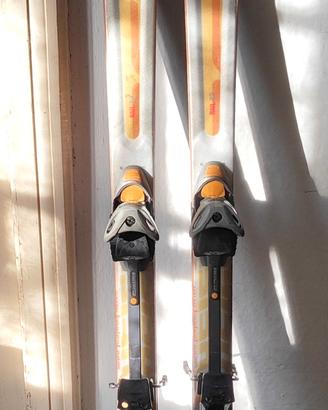 Sci con attacchi e pelli per scialpinismo.