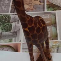 Scultura giraffa in legno intagliato a mano.