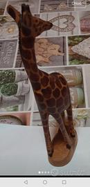 Scultura giraffa in legno intagliato a mano.