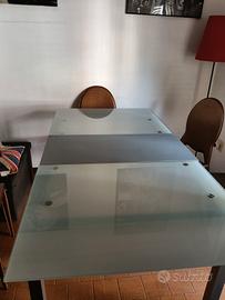 tavolo in metallo e vetro 