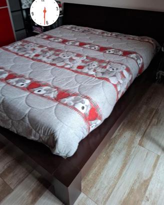 Letto matrimoniale bordato
