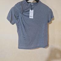 Maglietta a righe grigie  e bianche 