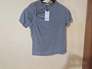 Maglietta a righe grigie  e bianche 