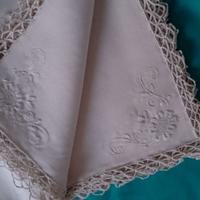 Tovaglia e tovaglioli ricamati a mano