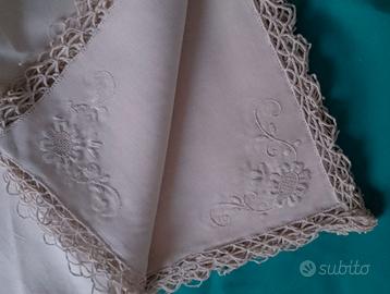 Tovaglia e tovaglioli ricamati a mano