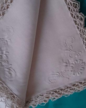 Tovaglia e tovaglioli ricamati a mano