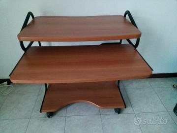 Scrivania desktop a rotelle