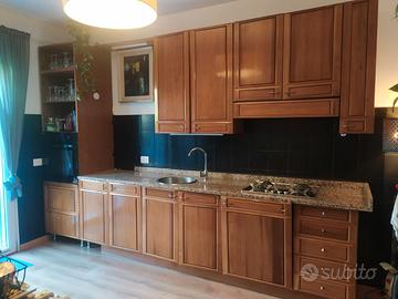 Cucina legno massello e granito
