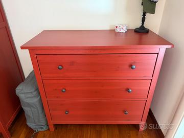 Cassettiera Ikea rossa in legno