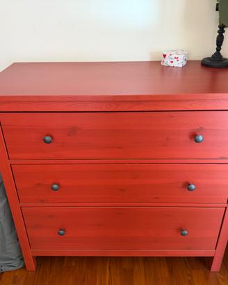 Cassettiera Ikea rossa in legno