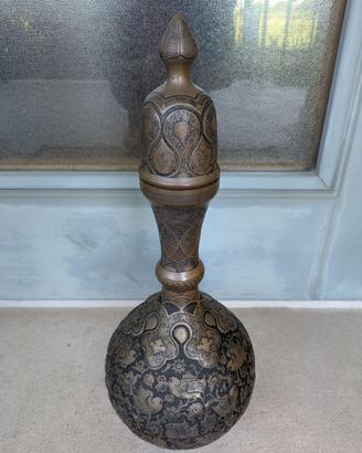 Antico vaso persiano con tappo in rame